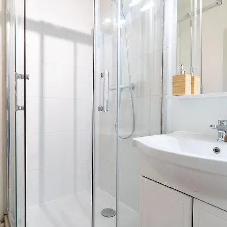 Apartment Spacieux 100m 5 Ch, Balcon, Tram, Parking Gratuit *