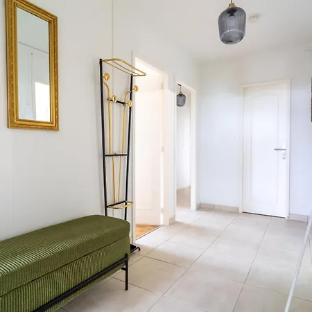Apartment Spacieux 100m 5 Ch, Balcon, Tram, Parking Gratuit *